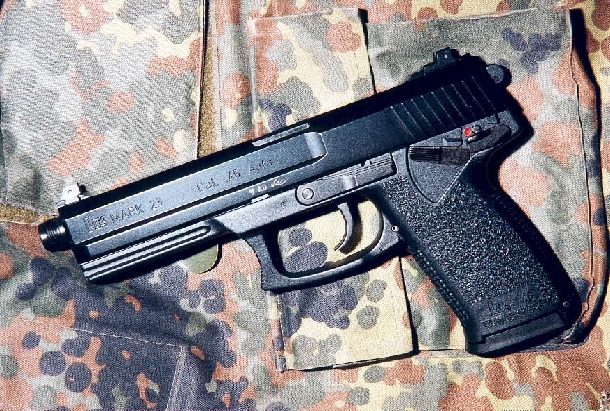 Pistole Mark 23 auf Bundeswehr Splitterschutzweste