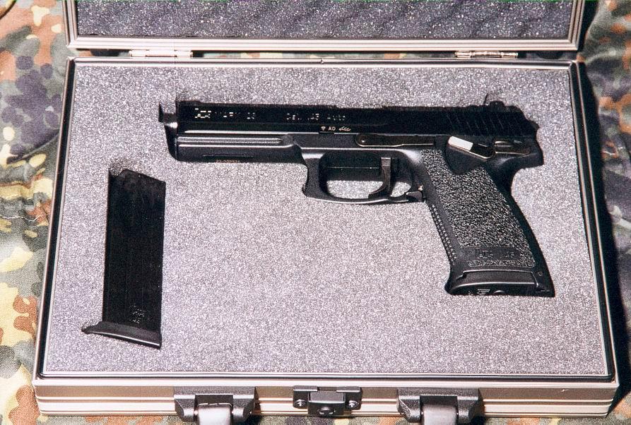 Pistole Mark 23 mit Ersatzmagazin im HK Waffenkoffer