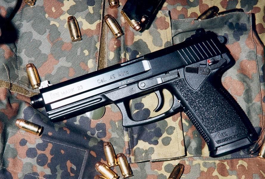 Pistole Mark 23 mit Munition (Fiocchi SWC) auf Bundeswehr Splitterschutzweste